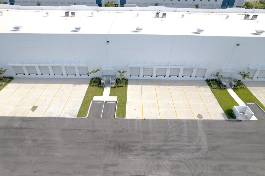 More Photos Of 10900 NW 146th St, Hialeah Gardens Warehouse For Lease