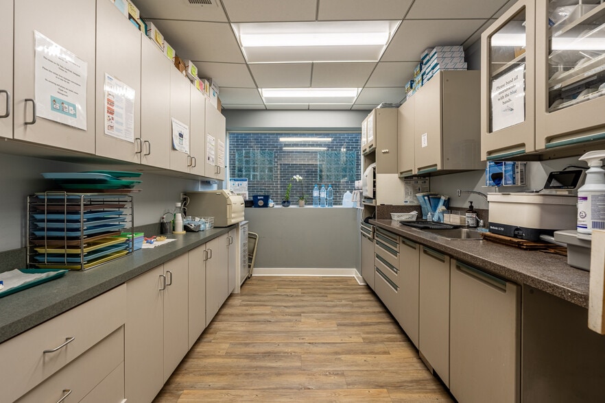 More Photos Of 912 Busse Hwy, Park Ridge Office For Lease