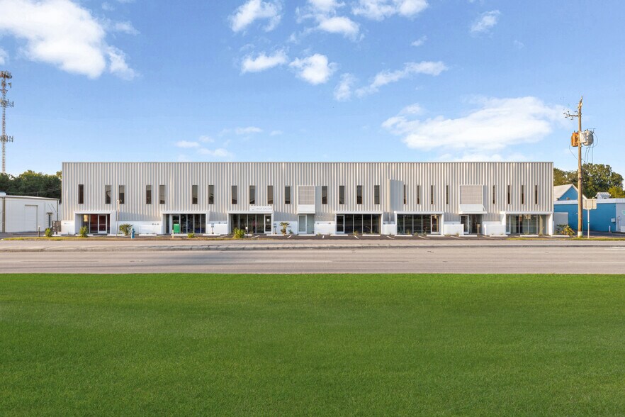 More Photos Of 1331 E Broadway St, Pearland Light Distribution For Lease