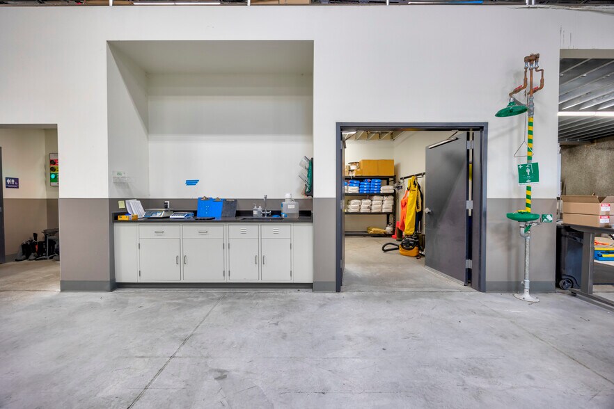 More Photos Of 8060 Keene Rd, West Richland Manufacturing For Lease
