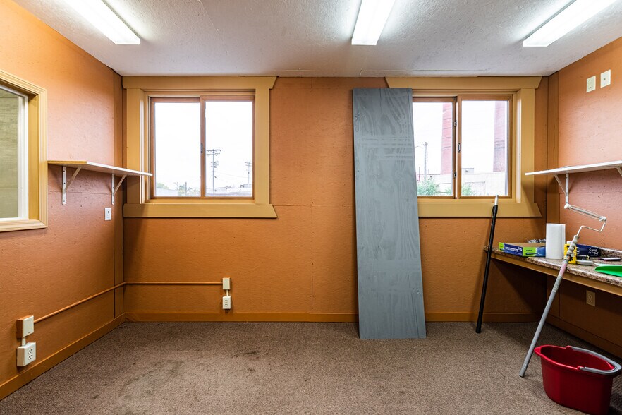 More Photos Of 1613 Chase St, La Crosse Showroom For Lease