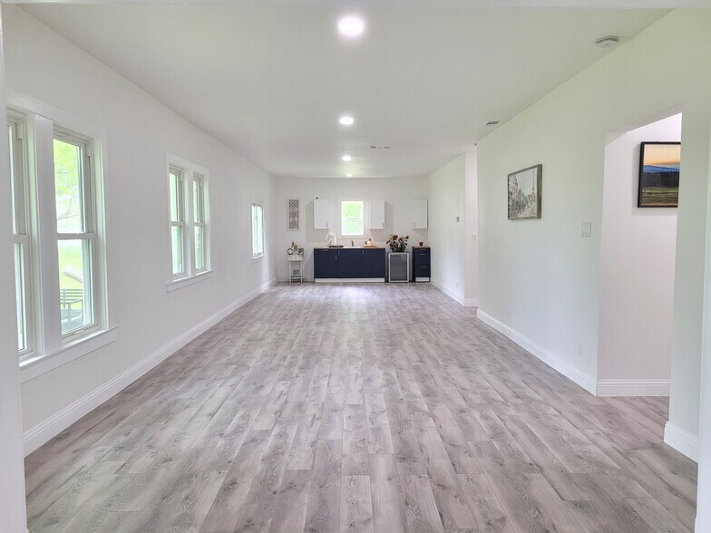 More Photos Of 802 E Broad St, Forney Office For Sale