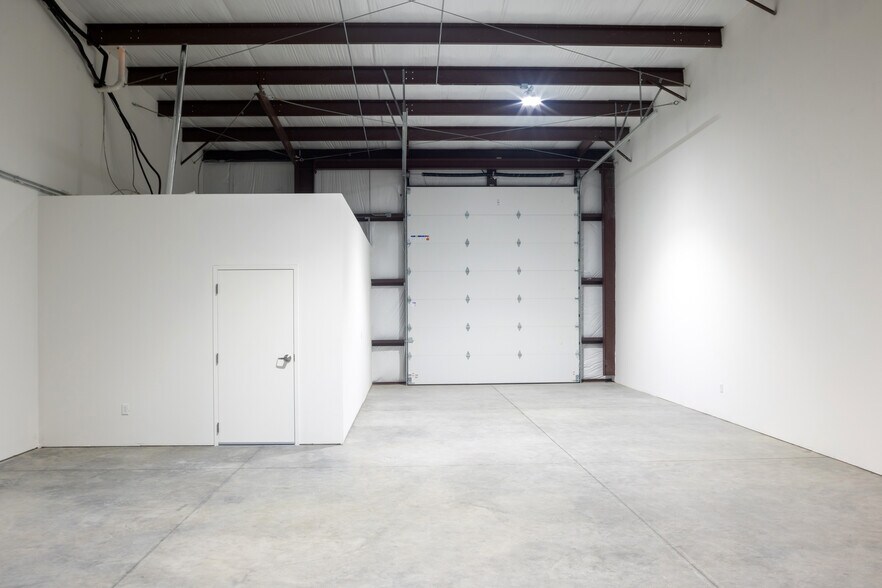 More Photos Of 700 N Jim Wright Fwy, White Settlement Warehouse For Lease