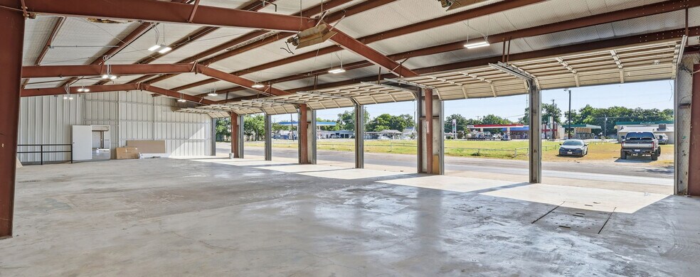More Photos Of 201 W Westhill Dr, Cleburne Warehouse For Lease