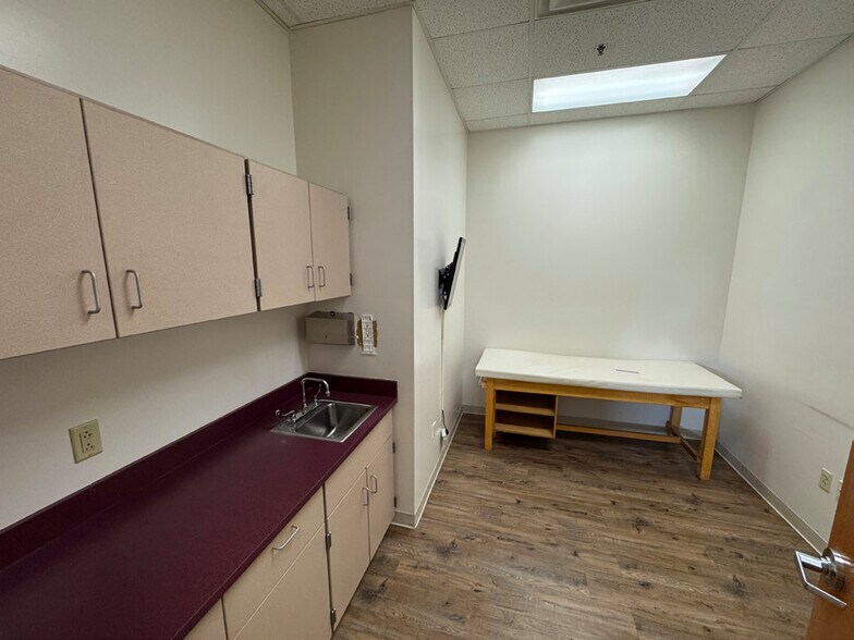 More Photos Of 5319 Hoag Dr, Sheffield Village Medical For Lease