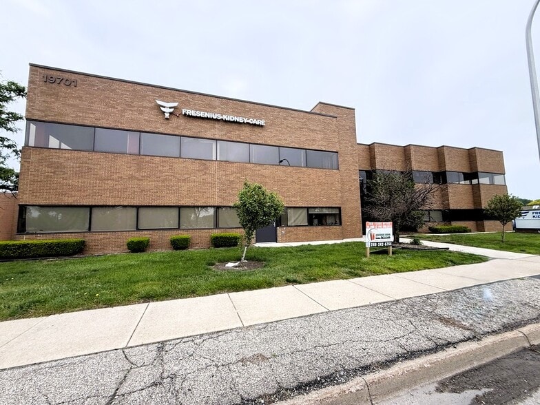 Primary Photo Of 19701 Vernier Rd, Harper Woods Office For Lease
