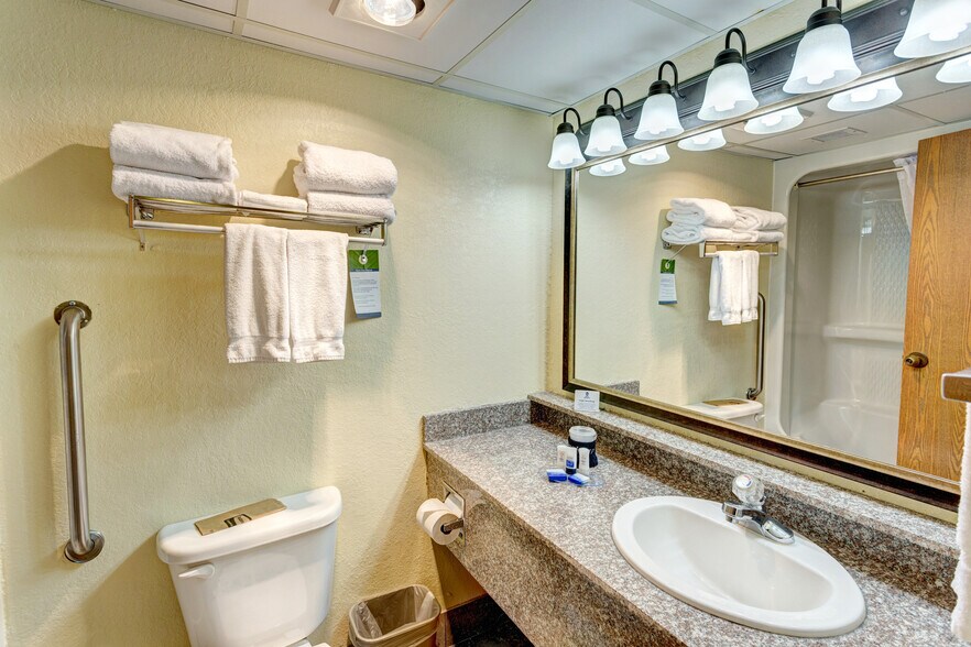 More Photos Of 3257 Shepherd of the Hills Expy, Branson Hotel For Sale