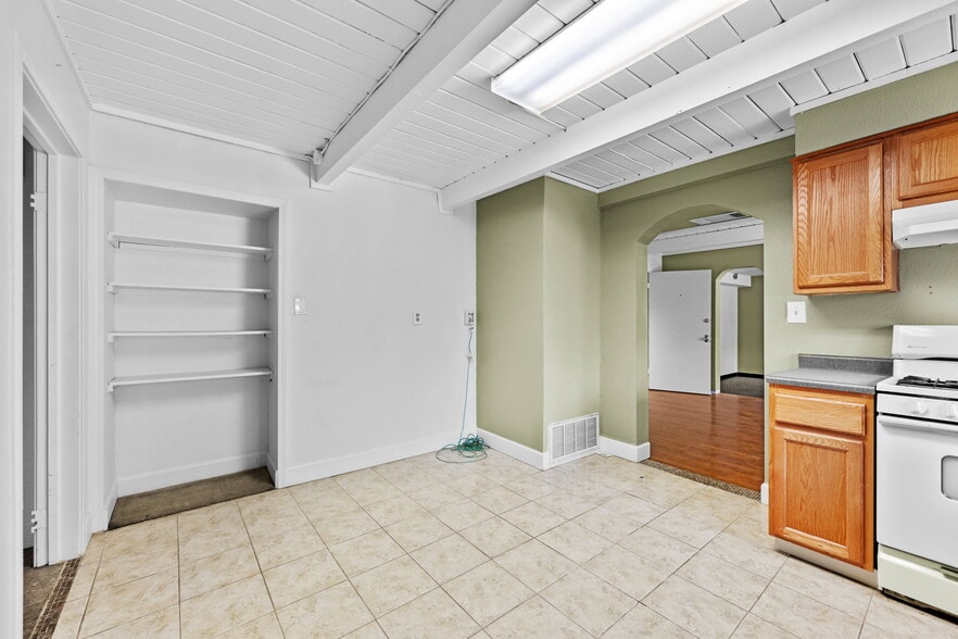 More Photos Of 2741 Franklin Blvd, Sacramento Storefront Retail Office For Sale