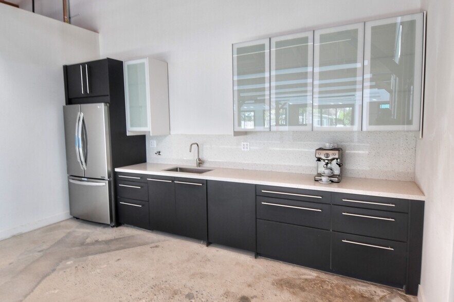 More Photos Of 1651 S Central Ave, Glendale Warehouse For Lease