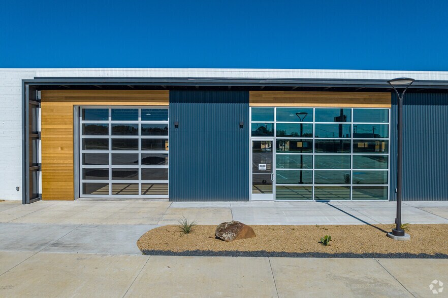 More Photos Of 3216-3308 Royalty Row, Irving Showroom For Lease