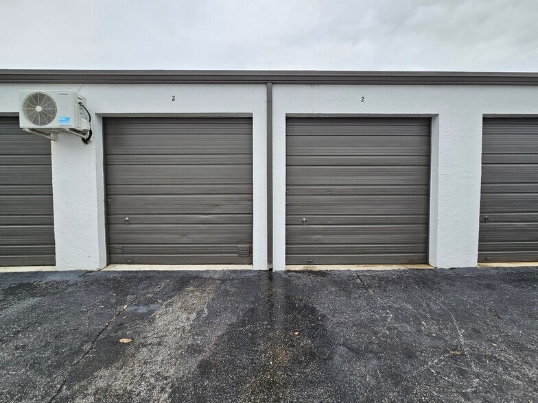 More Photos Of 1315 S Killian Dr, Lake Park Warehouse For Lease