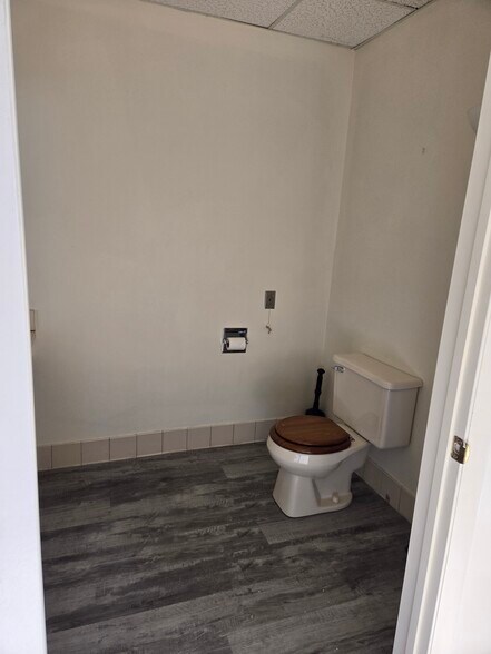 More Photos Of 10 Bluff Ave, Clinton Medical For Sale