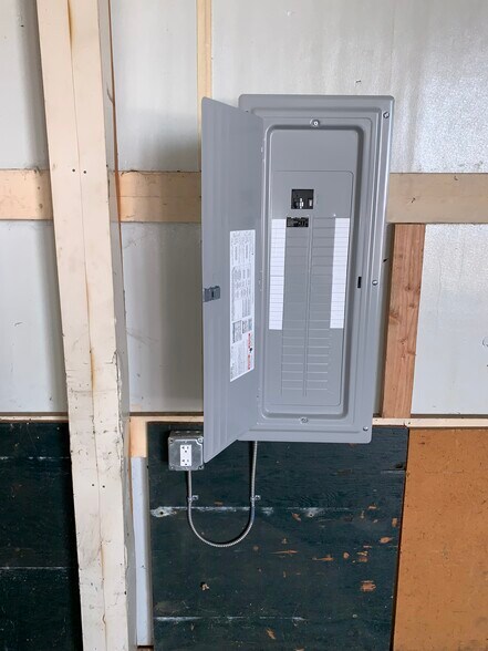 More Photos Of 177 S Pence St, East Alton Warehouse For Lease