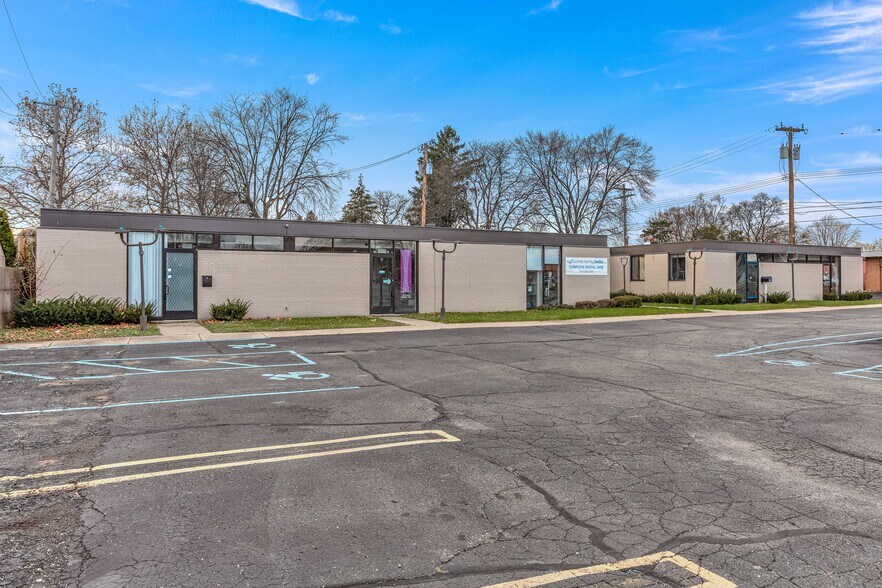 More Photos Of 16975-16991 Farmington Rd, Livonia Medical For Lease