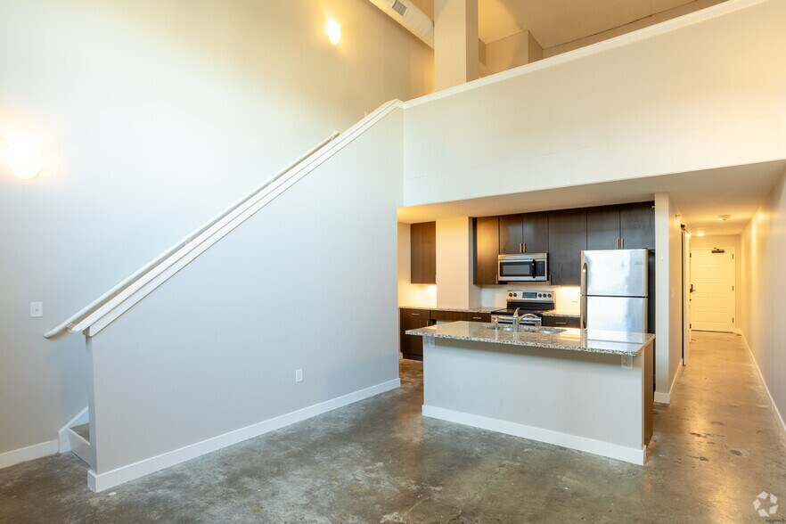 More Photos Of 717 Locust St, Des Moines Apartments For Lease