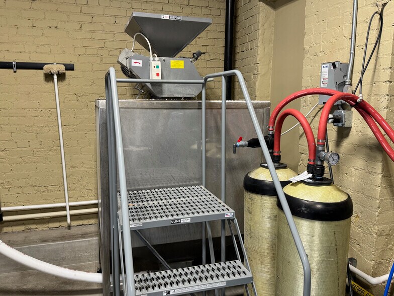 More Photos Of 585 E Thompson Blvd, Ventura Restaurant For Sale