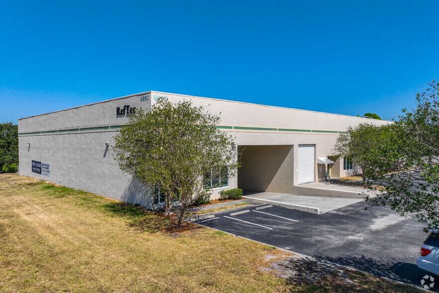 More Photos Of 6950 112th Cir, Largo Warehouse For Lease