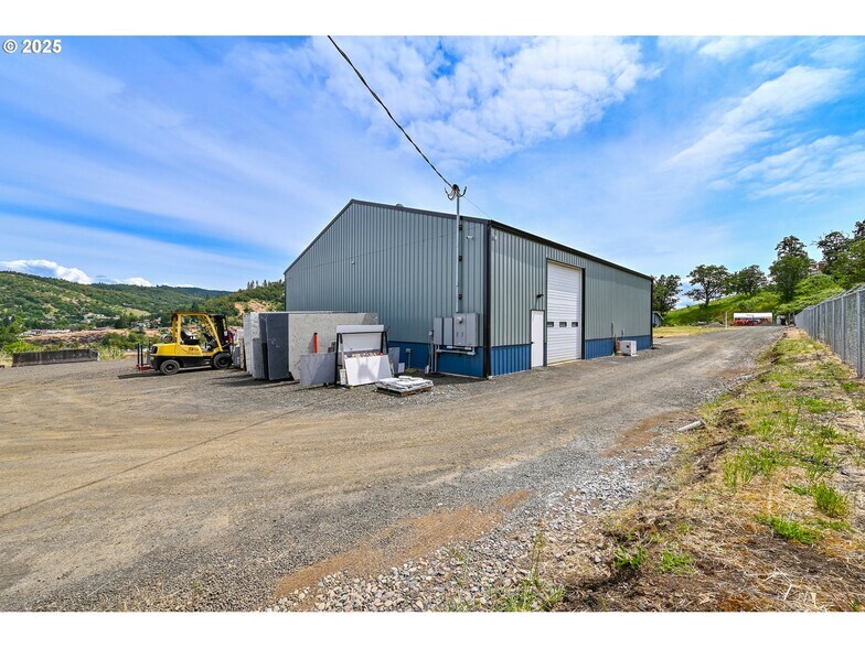 More Photos Of 161 Heritage Way, Roseburg Light Manufacturing For Sale