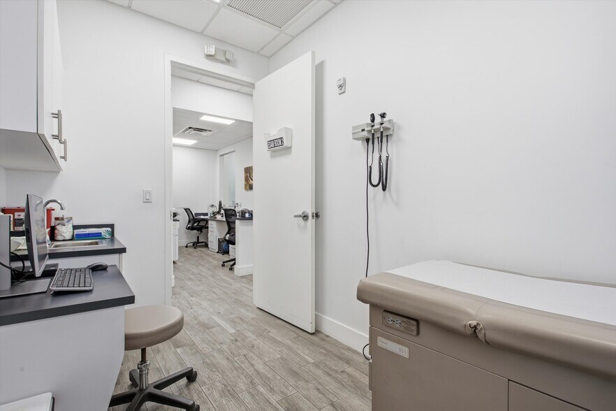 More Photos Of 10450 NW 33rd St, Doral Office For Sale