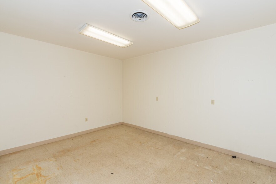 More Photos Of 1592 Sandifer Blvd, Seneca Freestanding For Lease