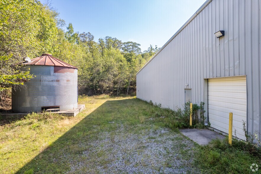 More Photos Of 166 Foster Ave, Freeland Warehouse For Lease