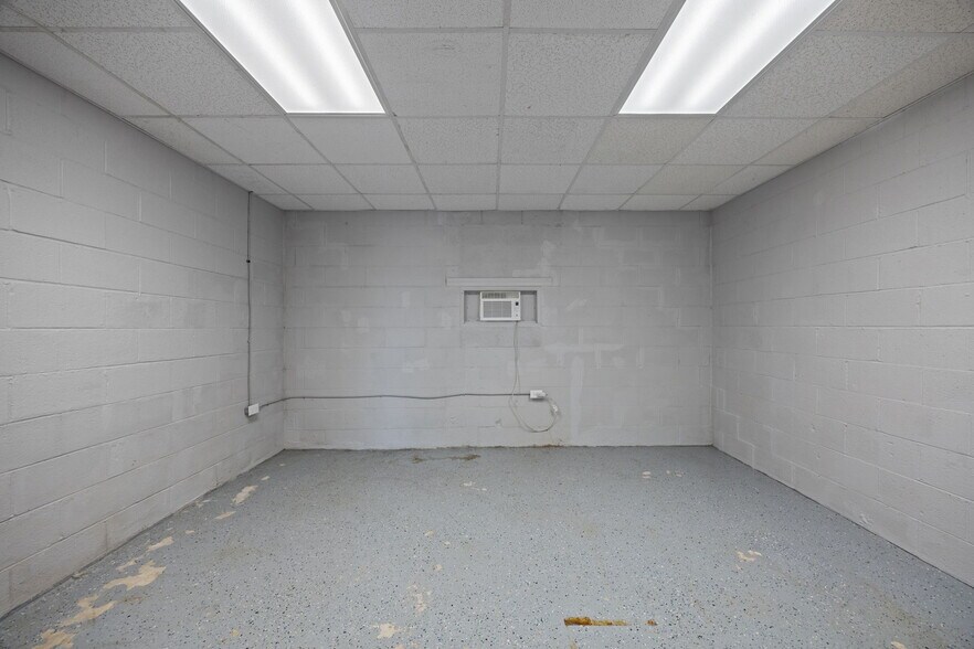 More Photos Of 215 Burlington Ave, Gibsonville Flex For Sale