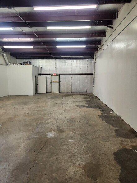 More Photos Of 908 N Twin Creek Dr, Killeen Warehouse For Lease