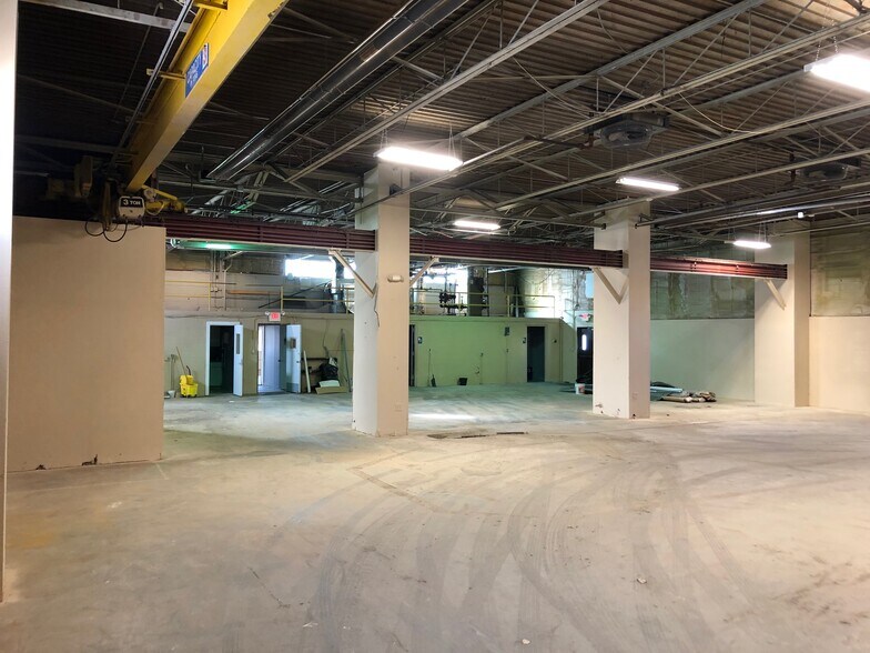 More Photos Of 12950 Capital St, Oak Park Manufacturing For Lease