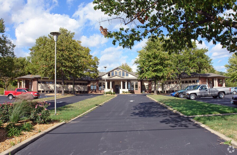 More Photos Of 2850 W Clay St, Saint Charles Office For Sale