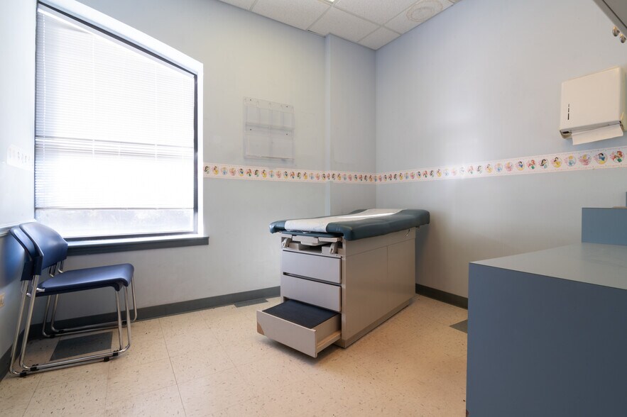 More Photos Of 4119 W Shamrock Ln, McHenry Medical For Lease