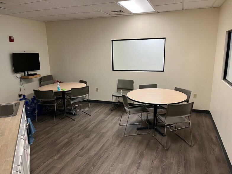 More Photos Of 51 Webb Pl, Dover Office For Sale