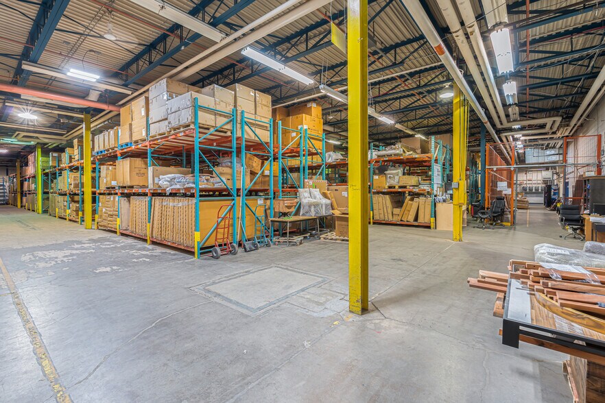 More Photos Of 5950 Ch De La Côte-De-Liesse, Mont-Royal Distribution For Sale