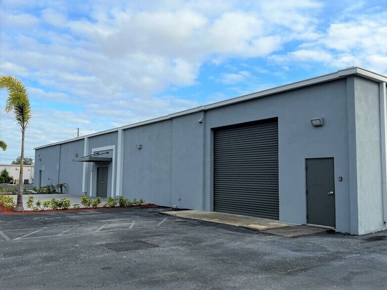 More Photos Of 6850 Cross Bayou Dr, Seminole Manufacturing For Lease