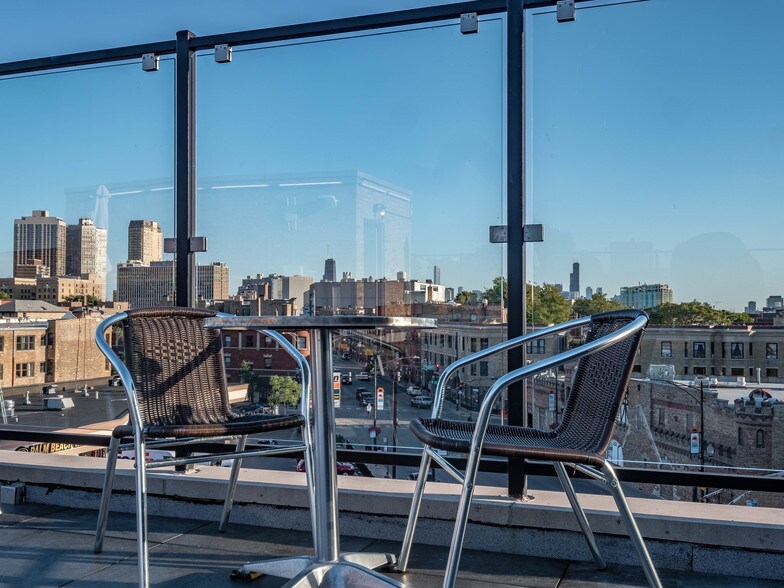 More Photos Of 3033-3035 N Clark St, Chicago Office For Sale