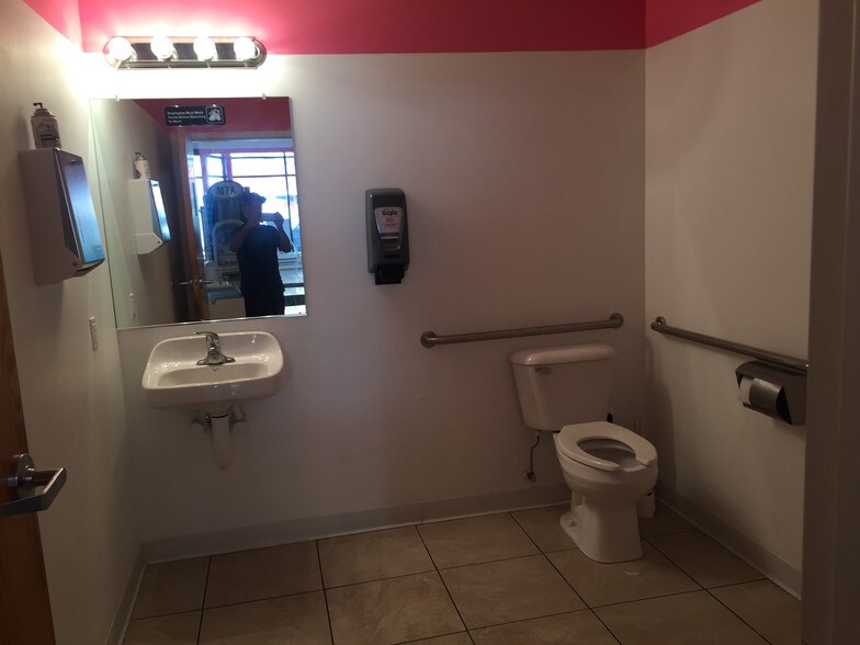 More Photos Of 5700 6th Ave, Kenosha Storefront Retail Office For Lease