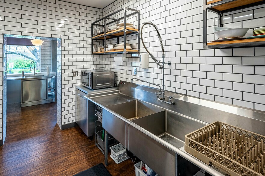 More Photos Of 3344 Central Pky, Cincinnati Storefront For Lease