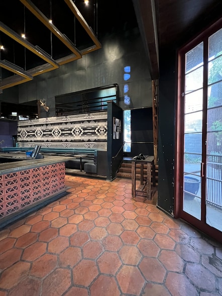 More Photos Of 4935 N Mesa St, El Paso Restaurant For Lease