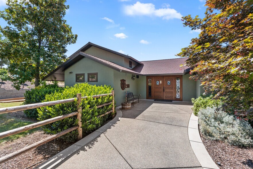 More Photos Of 1320 N Mountain Ave, Ashland Winery Vineyard For Sale
