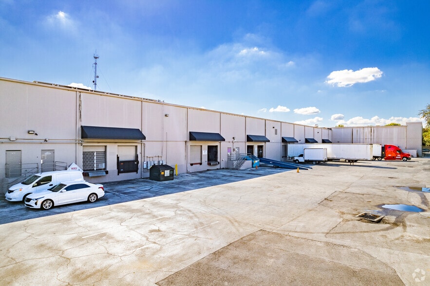 More Photos Of 7802 Kingspointe Pky, Orlando Office For Lease