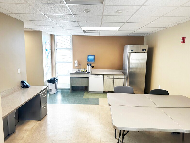 More Photos Of 13 Healthcare Dr, Rochester Medical For Lease
