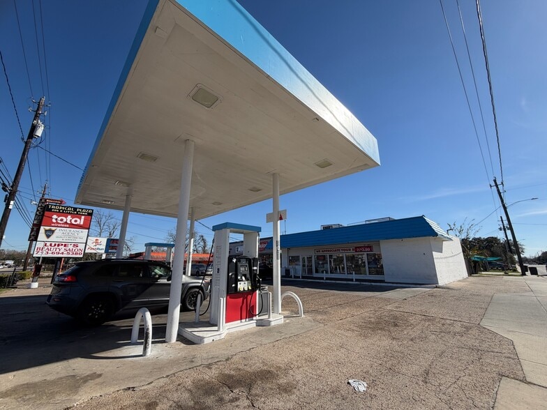 More Photos Of 204 E Little York Rd, Houston Service Station For Sale