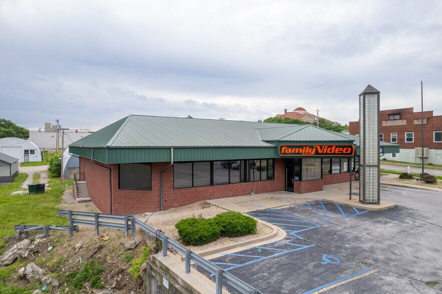 More Photos Of 206 N Western St, Mexico General Retail For Lease