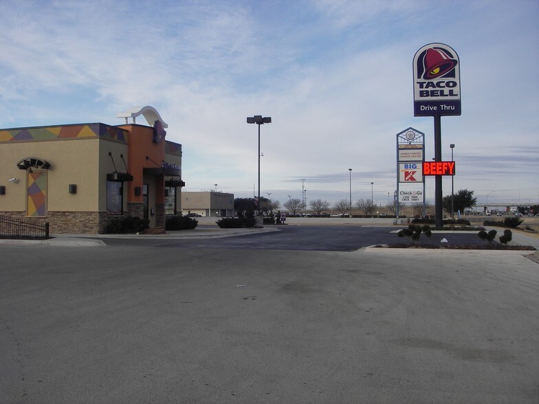 More Photos Of 254 S Pioneer Dr, Abilene Unknown For Lease