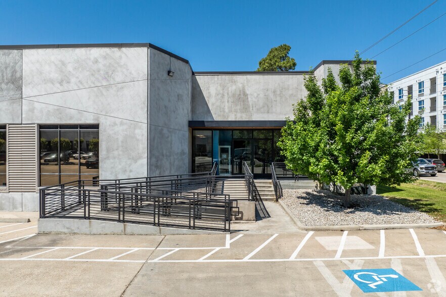 More Photos Of 600-650 W 6th St, Houston Warehouse For Lease