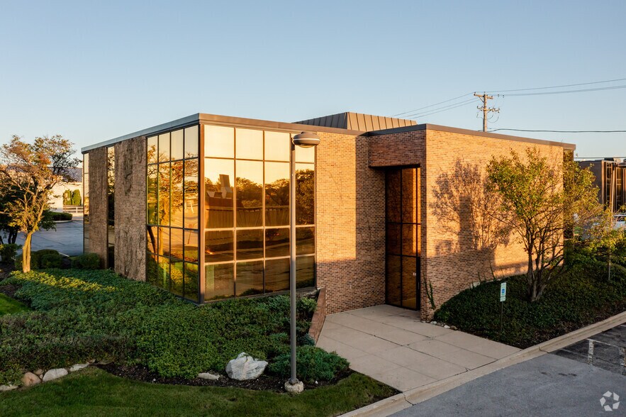 More Photos Of 800 Roosevelt Rd, Glen Ellyn Unknown For Lease