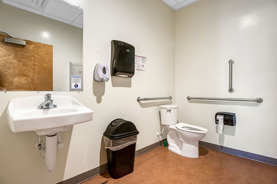 More Photos Of 4275 Western Blvd, Jacksonville Medical For Sale