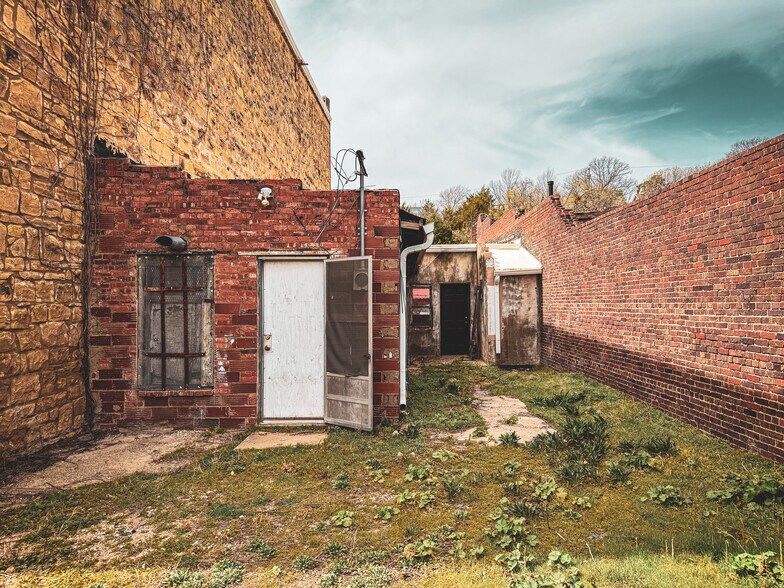 More Photos Of 614 Kihekah Ave, Pawhuska Flex For Sale