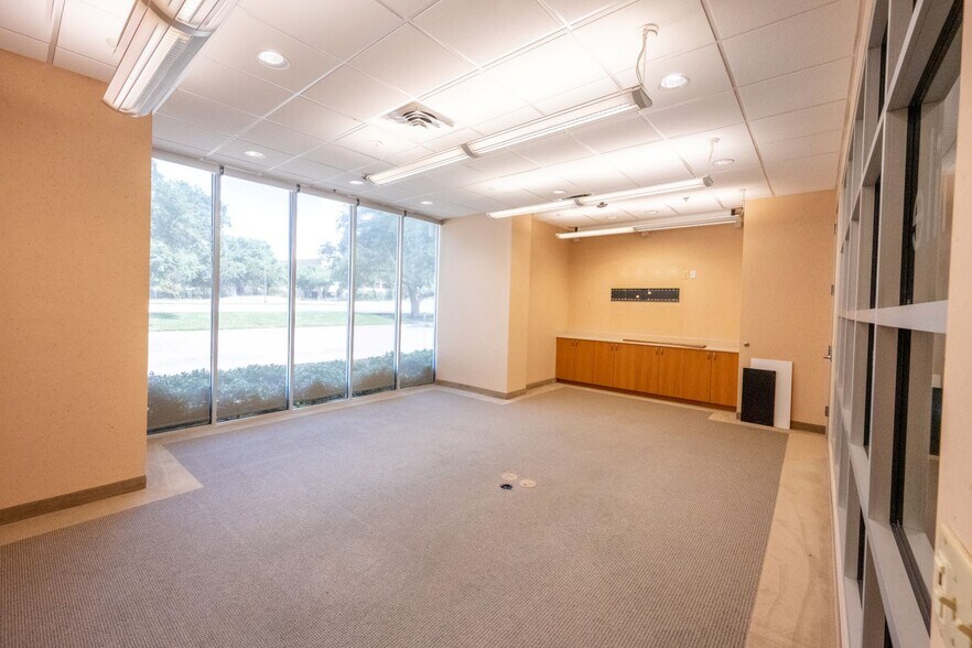 More Photos Of 1320 W Walnut Hill Ln, Irving Medical For Sale