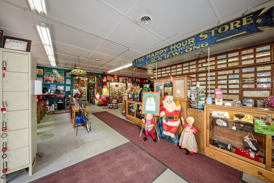 More Photos Of 890 Lake Ave, Woodstock General Retail For Sale