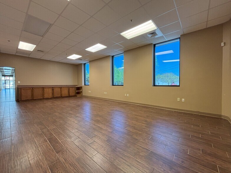 More Photos Of 25 E Nine One Half Mile Rd, Pensacola Office For Lease